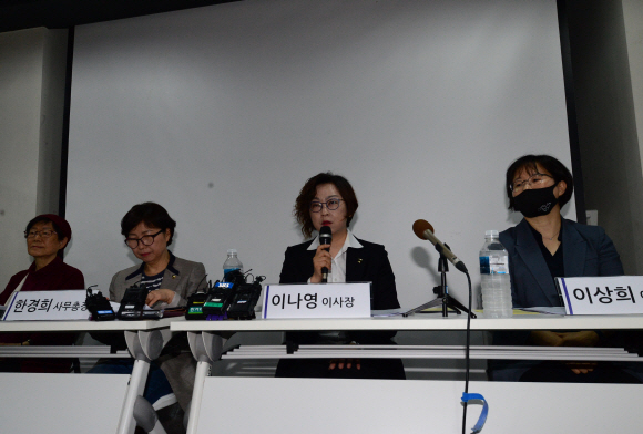 11일 오전 서울 마포구 성산동 인권재단 사람에서 열린 정의기억연대 기자회견에서 이나연 이사장이 발언하고 있다. 2020. 5. 11 박윤슬 기자 seul@seoul.co.kr