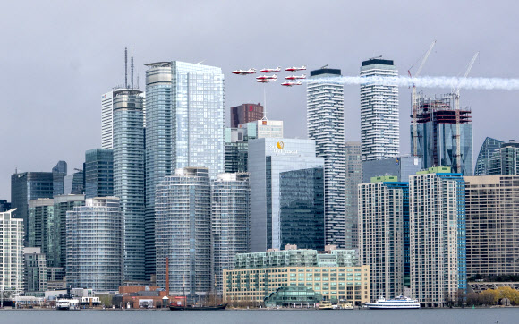 캐나다 스노우버드(캐나다 공군 곡예비행팀)이 10일(현지시간) 캐나다 토론토에서 코로나19 대유행 기간 동안, 토론토 스카이라인을 돌며 멋진 비행을 선보이고 있다. AP 연합뉴스