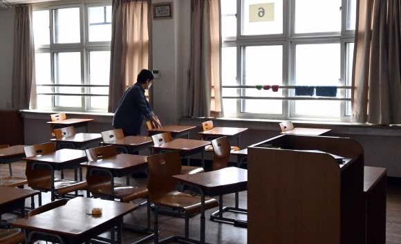 고3 개학을 이틀앞둔 11일 서울 성동구 덕수고등학교에서 선생님이 개학준비를 하고 있다. 2020.5.11 박지환기자 popocar@seoul.co.kr