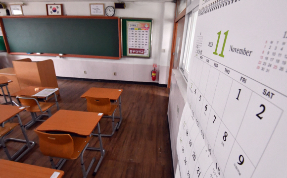 고3 개학을 이틀앞둔 11일 서울 성동구 덕수고등학교 교실에 작년 달력이 붙어 있다.   2020.5.11 박지환기자 popocar@seoul.co.kr