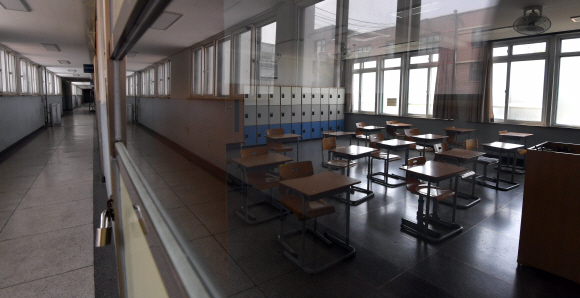 고3 개학을 이틀앞둔 11일 서울 성동구 덕수고등학교 교실이 텅 비어 긴장감이 흐르고 있다.   2020.5.11 박지환기자 popocar@seoul.co.kr