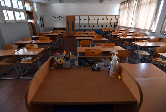 고3 개학을 이틀앞둔 11일 서울 성동구 덕수고등학교 교실이 텅 비어 긴장감이 흐르고 있다.   2020.5.11 박지환기자 popocar@seoul.co.kr