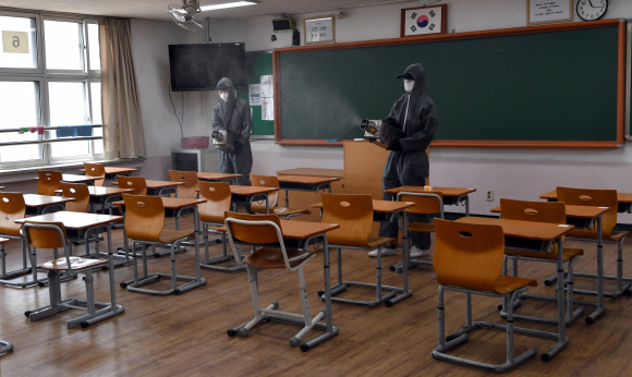 고3 개학을 이틀앞둔 11일 서울 성동구 덕수고등학교에서 방역작업이 이뤄지고 있다.  2020.5.11 박지환기자 popocar@seoul.co.kr