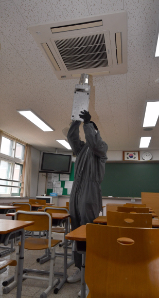 고3 개학을 이틀앞둔 11일 서울 성동구 덕수고등학교 교실에서 에어컨에 대한 방역작업이 펼쳐지고 있다.  2020.5.11 박지환기자 popocar@seoul.co.kr