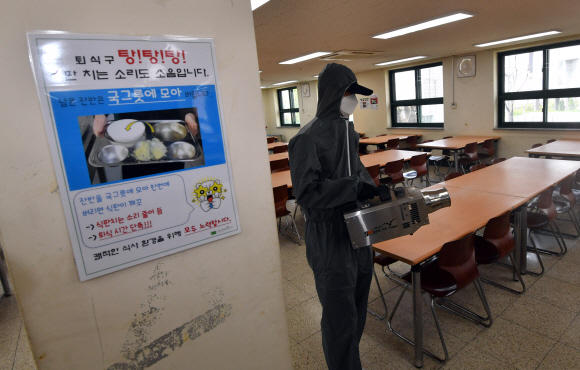 고3 개학을 이틀앞둔 11일 서울 성동구 덕수고등학교 급식실에서 방역작업이 펼쳐지고 있다.  2020.5.11 박지환기자 popocar@seoul.co.kr