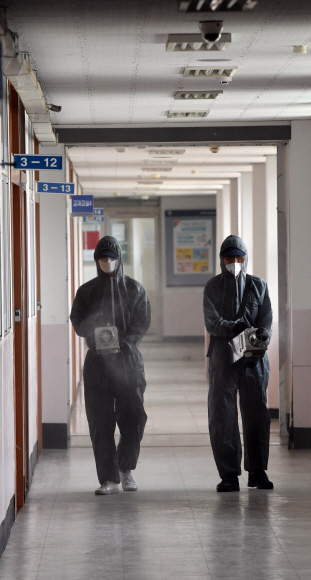 고3 개학을 이틀앞둔 11일 서울 성동구 덕수고등학교에서 방역작업이 이뤄지고 있다.  2020.5.11 박지환기자 popocar@seoul.co.kr