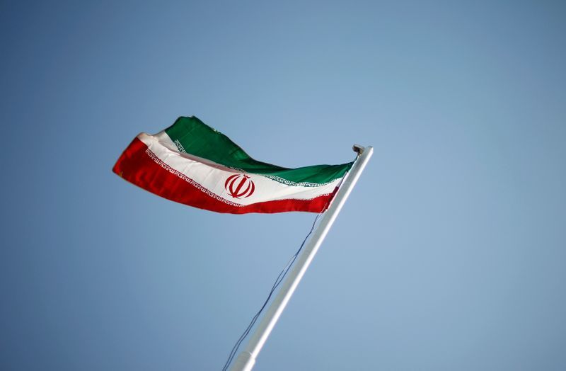 이란 테헤란 하늘에 국기가 휘날리고 있다.