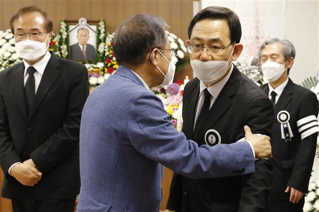 홍준표, 주호영 원내대표 부친상 위로