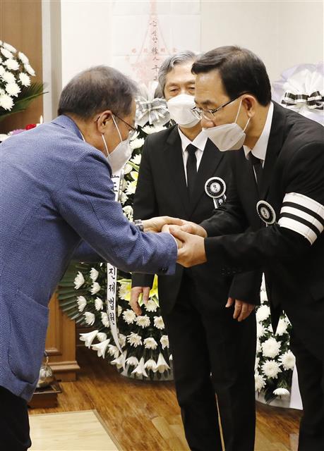 주호영 원내대표 부친상 위로하는 홍준표