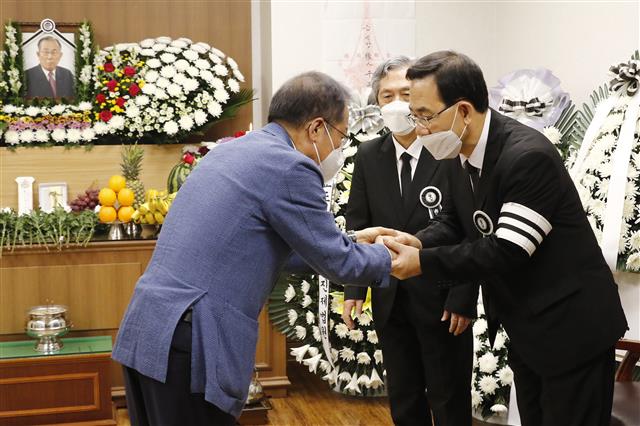 주호영 원내대표 부친상 위로하는 홍준표