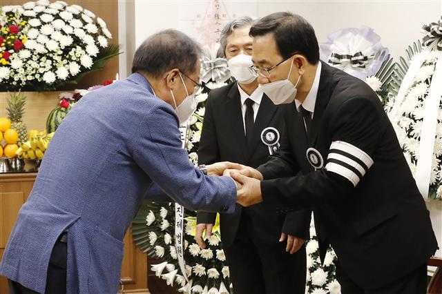 주호영 원내대표 부친상 위로하는 홍준표