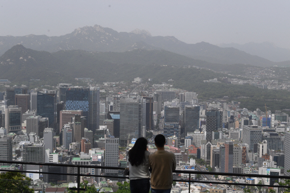 중부지방의 미세먼지 농도 수준이 ‘나쁨’을 나태내고 있는 11일 서울 남산에서 바라본 도심이 뿌옇게 보이고 있다. 2020.5.11 오장환 기자 5zzang@seoul.co.kr