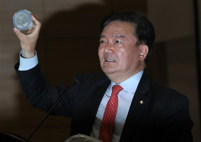 민경욱 의원 ‘파쇄된 투표용지 들어보이며’