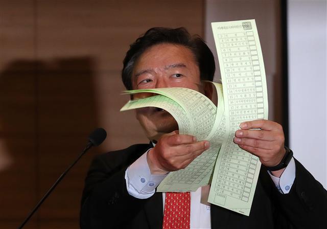 민경욱 의원 ‘투표지 들고’