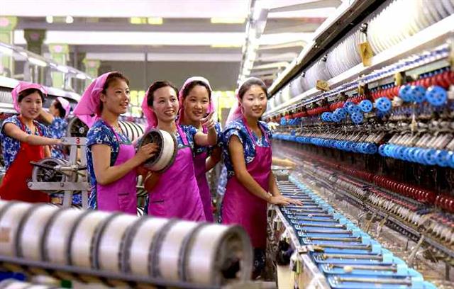 북한 노동당 기관지 노동신문은 12일 2면 전체를 할애해 “우리 청년들은 조국 번영의 길에 뚜렷한 자욱을 새겨가고 있다”면서 관련 기사와 사진을 게재했다. 신문은 김정은 국무위원장이 김일성-김정일주의 청년운동의 최전성기를 토대로 청년 강국을 빛내어간다고 밝혔다. 신문은 “절세위인의 손길아래 그 이름도 빛나는 청년 강국의 존엄과 위용을 만방에 과시하고 있다”라고 전했다.  평양 노동신문=뉴스1