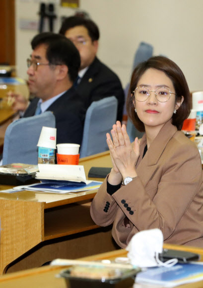 고민정 더불어민주당 제21대 국회의원 당선인이 12일 국회 의원회관에서 열린 국회 한반도평화번영포럼 김연철 통일부 장관 초청 특별강연에서  박수치고 있다.  2020.5.12  연합뉴스