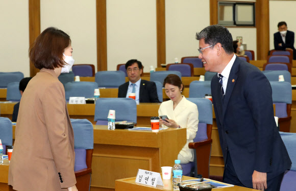 고민정 더불어민주당 제21대 국회의원 당선인과 김연철 통일부 장관이 12일 국회 의원회관에서 열린 국회 한반도평화번영포럼 김연철 통일부 장관 초청 특별강연에서  인사하고 있다.  2020.5.12  연합뉴스