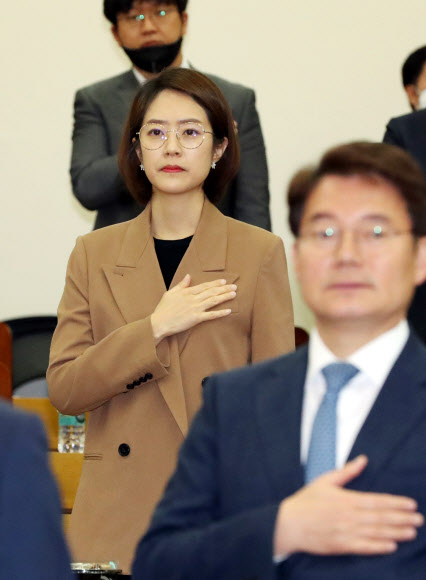 고민정 더불어민주당 제21대 국회의원 당선인이 12일 국회 의원회관에서 열린 국회 한반도평화번영포럼 김연철 통일부 장관 초청 특별강연에서  국기에 대한 경례를 하고  있다.  2020.5.12  연합뉴스