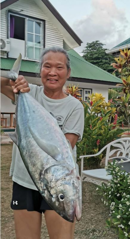 양씨의 어머니가 집 앞에서 잡아온 물고기를 들어보이고 있다. 웨이보 캡처