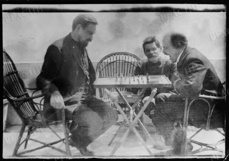 1908년 체스를 즐기는 레닌의 모습.