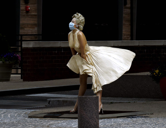 11일(현지시간) 미국 메릴랜드 주 내셔널 하버에 코로나19가 발생한 가운데 조각가 슈어드 존슨의 ‘포에버 마릴린’ 동상이 마스크를 쓴 채 세워져 있다. AFP 연합뉴스