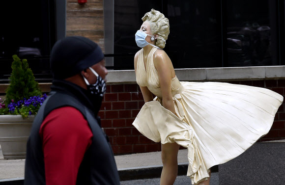 11일(현지시간) 미국 메릴랜드 주 내셔널 하버에 코로나19가 발생한 가운데 조각가 슈어드 존슨의 ‘포에버 마릴린’ 동상이 마스크를 쓴 채 세워져 있다. AFP 연합뉴스