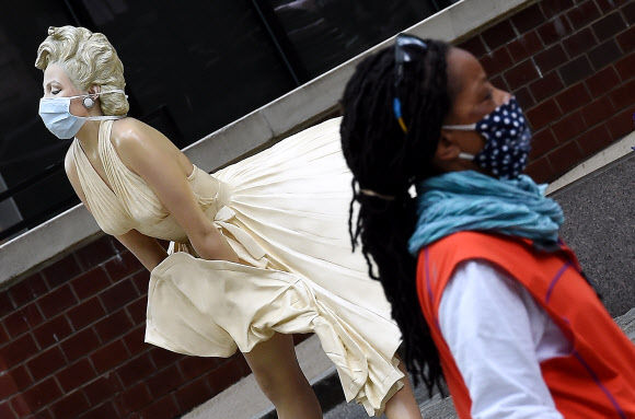 11일(현지시간) 미국 메릴랜드 주 내셔널 하버에 코로나19가 발생한 가운데 조각가 슈어드 존슨의 ‘포에버 마릴린’ 동상이 마스크를 쓴 채 세워져 있다. AFP 연합뉴스