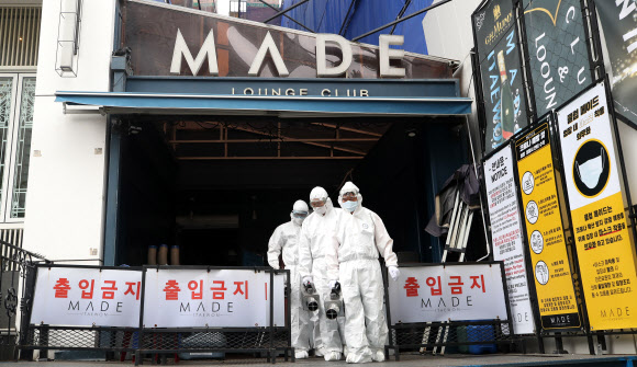 12일 서울 용산구 이태원의 클럽 ‘메이드’에서 용산구 보건소 관계자들이 방역작업을 하고 있다.  이태원 클럽발 신종 코로나바이러스 감염증(코로나19) 사태의 초발환자로 여겨지는 경기 용인시 66번 환자의 동선에 없는 이 클럽 방문자 중 확진자가 나오면서 대량 전파 우려가 커지고 있다. 2020.5.12  연합뉴스