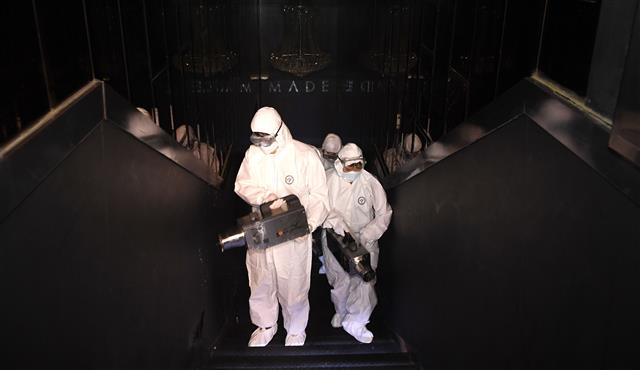 12일 신종 코로나바이러스 감염증(코로나19) 확진자가 다녀간 것으로 알려진 서울 이태원 클럽 ‘메이드’에서 용산구청 방역관계자들이 방역작업을 하고 있다. 서대문구에 따르면 홍제1동에 거주하는 20세 남성이 지난 2일 이 클럽을 방문한 뒤 10일 무증상인 상태로 구보건소 선별진료소에서 코로나19 검사를 실시했고, 양성판정을 받았다. ‘메이드’는 집단감염 첫 확진자인 용인시 66번환자가 들른 이태원 클럽·주점 5곳에 포함돼있지 않은 곳이다. 2020.5.12 뉴스1