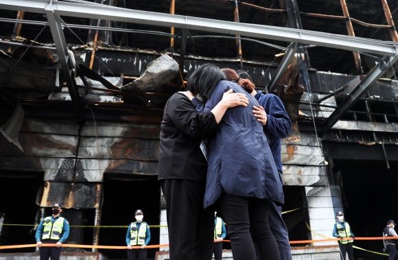 38명의 사망자가 발생한 경기도 이천시의 한 물류창고 공사장 화재 현장에서 12일 오후 유가족이 참사 현장을 보며 눈물을 흘리고 있다. 2020.5.12  연합뉴스