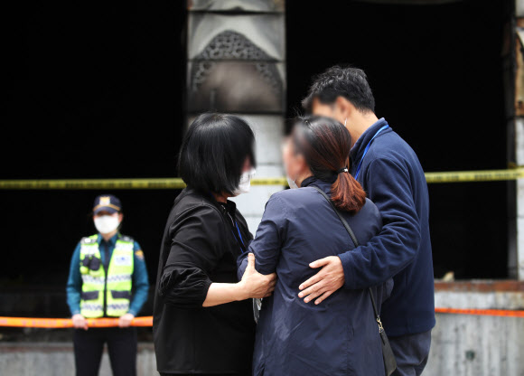 38명의 사망자가 발생한 경기도 이천시의 한 물류창고 공사장 화재 현장에서 12일 오후 유가족이 참사 현장을 보며 눈물을 흘리고 있다. 2020.5.12  연합뉴스