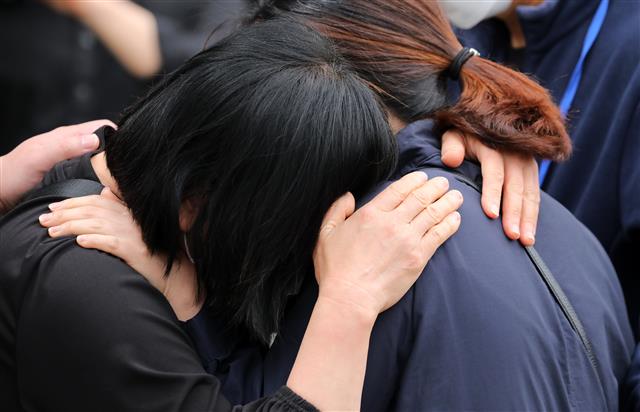 12일 오후 경기도 이천시 모가면 물류창고 화재 현장에서 유가족들이 오열하고 있다. 2020.5.12 뉴스1