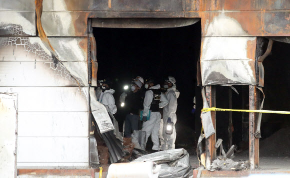 38명의 사망자가 발생한 경기도 이천시의 한 물류창고 공사장 화재 현장에서 12일 오후 경찰과 국립과학수사연구원 등 관계자들이 4차 합동감식을 하고 있다. 2020.5.12  연합뉴스