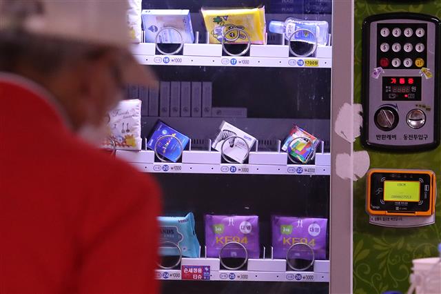 12일 서울 중구 지하철 시청역 자판기에 마스크가 비치돼 있다. 서울시는 지하철 혼잡도(승차정원 대비 탑승객 수)가 150% 이상에 도달해 열차 내 이동이 어려운 ‘혼잡 단계’에 이르면 마스크를 착용하지 않은 승객의 탑승을 제한할 계획이다. 또한 마스크를 갖고 오지 않은 승객들을 위한 덴탈마스크를 전 역사의 자판기 등에서 시중가격으로 구매할 수 있도록 할 예정이다. 2020.5.12 뉴스1