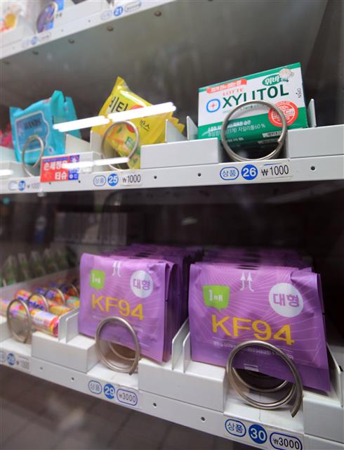 12일 서울 시내의 한 지하철역 자판기에 마스크가 진열돼 있다.   서울시는 오는 13일부터 ‘대중교통 혼잡 사전 예보제’를 도입한다. 지하철 혼잡도(승차정원 대비 탑승객 수)가 150% 이상에 도달해 열차 내 이동이 어려운 ‘혼잡 단계’에 이르면 마스크를 착용하지 않고서는 지하철 탑승이 불가능해진다. 2020.5.12 뉴스1