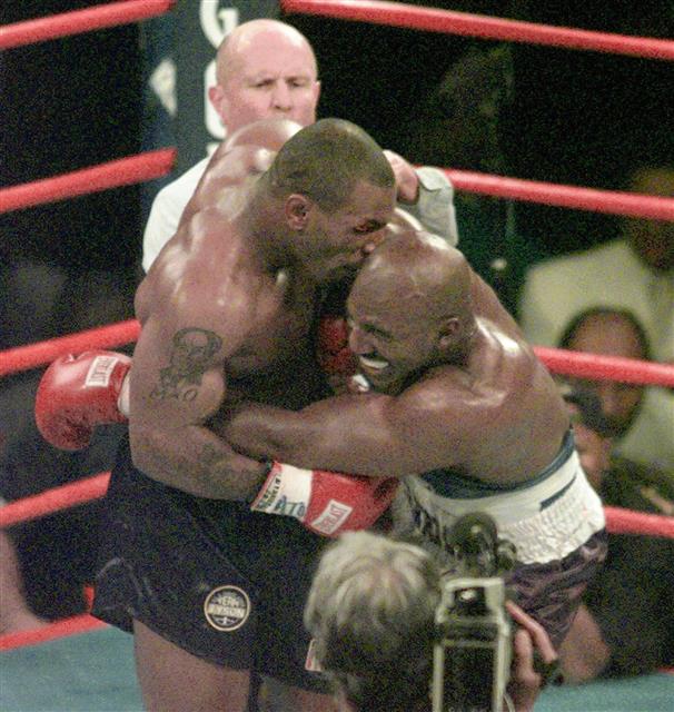 마이크 타이슨(왼쪽)이 1997년 6월 28일 미국 라스베이거스에서 열린 세계복싱협회(WBA) 헤비급 타이틀매치 3라운드 도중 상대의 교묘한 헤드퍼팅 등에 격분, 에반더 홀리필드의 귀를 물어뜯고 있다. AP 연합뉴스