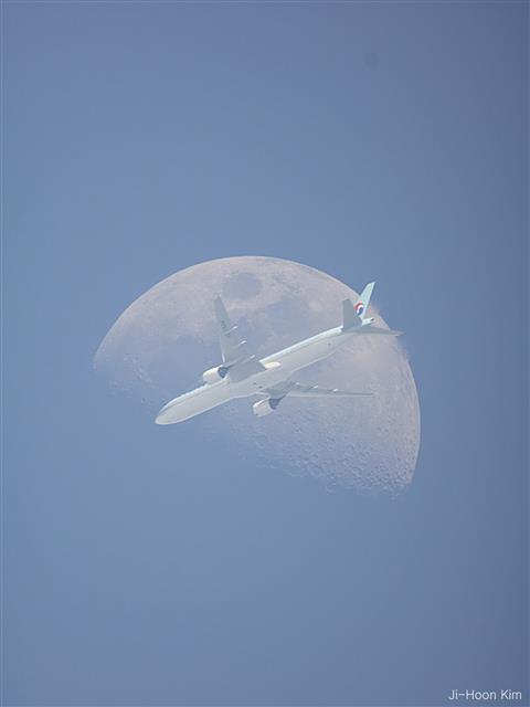 달 바로 앞을 대한항공의 여객기가 지나가는 장면을 포착한 사진. 이 사진은 2018년 4월 미 항공우주국(NASA)에서 운영하는 ‘오늘의 천문사진’에 게재된 바 있다.