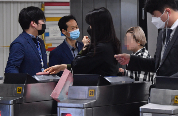 지하철 혼잡시간대 마스크 미착용자의 탑승제한이 시행된 13일 서울 사당역에서 한 승객이 마스크없이 탑승하려 하자 역 관계자의 제지를 하고 있다.2020.5.13. 박지환 기자 popocar@seoul.co.kr