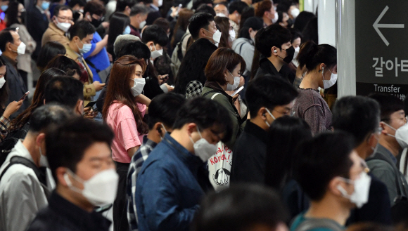 지하철 혼잡시간대 마스크 미착용자의 탑승제한이 시행된 13일 서울 사당역에서 시민들이 마스크를 쓴채 지하철을 이용하고 있다. 2020.5.13. 박지환 기자 popocar@seoul.co.kr