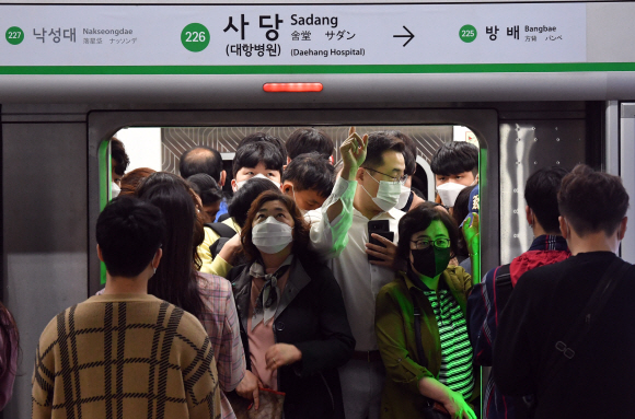 지하철 혼잡시간대 마스크 미착용자의 탑승제한이 시행된 13일 서울 사당역에서 시민들이 마스크를 쓴채 지하철을 이용하고 있다. 2020.5.13. 박지환 기자 popocar@seoul.co.kr