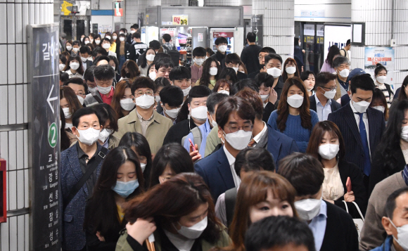 지하철 혼잡시간대 마스크 미착용자의 탑승제한이 시행된 13일 서울 사당역에서 시민들이 마스크를 쓴채 지하철을 이용하고 있다. 2020.5.13. 박지환 기자 popocar@seoul.co.kr