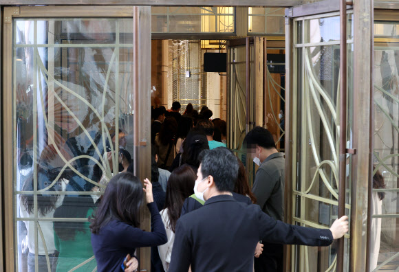 백화점 명품 관 앞 장사진