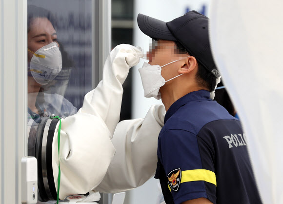 검체 채취하는 의경