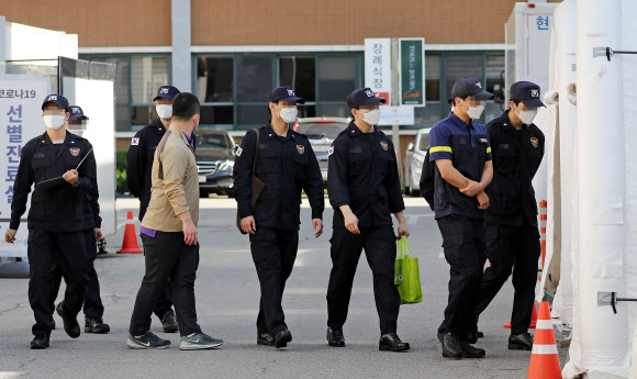 음압텐트 들어가는 의경들