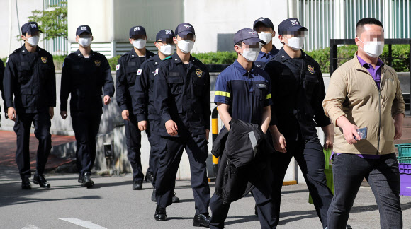 선별 진료소 찾은 의경들
