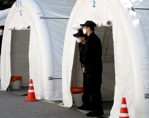 코로나19 검사 순서 기다리는 의경들