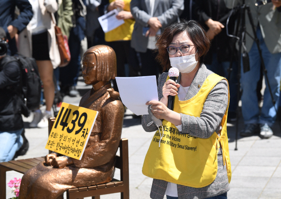 ‘일본군 성노예제 문제 해결을 위한 정의기억연대’에 대한 후원금 회계 관련 의혹이 연일 제기되는 13일 서울 옛 일본대사관 앞에서 열린 일본군 위안부 문제 해결을 촉구하는 제1439차 수요시위에서 이나영 정의연 이사장이 경과보고를 하고 있다. 2020.5.13 오장환 기자 5zzang@seoul.co.kr