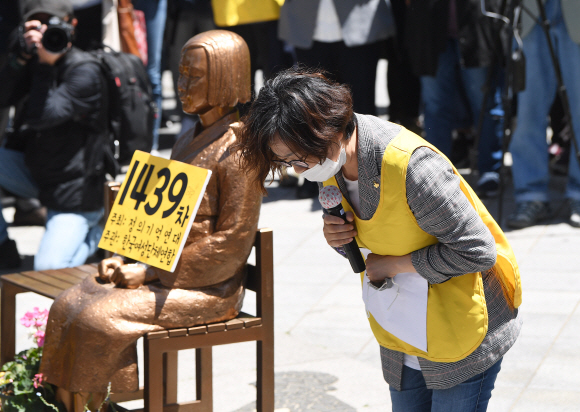 ‘일본군 성노예제 문제 해결을 위한 정의기억연대’에 대한 후원금 회계 관련 의혹이 연일 제기되는 13일 서울 옛 일본대사관 앞에서 열린 일본군 위안부 문제 해결을 촉구하는 제1439차 수요시위에서 이나영 정의연 이사장이 경과보고를 한 후 인사하고 있다. 2020.5.13 오장환 기자 5zzang@seoul.co.kr