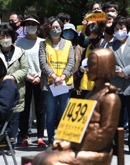 ‘일본군 성노예제 문제 해결을 위한 정의기억연대’에 대한 후원금 회계 관련 의혹이 연일 제기되는 13일 서울 옛 일본대사관 앞에서 열린 일본군 위안부 문제 해결을 촉구하는 제1439차 수요시위에서 이나영 정의연 이사장이 참석해 있다. 2020.5.13 오장환 기자 5zzang@seoul.co.kr