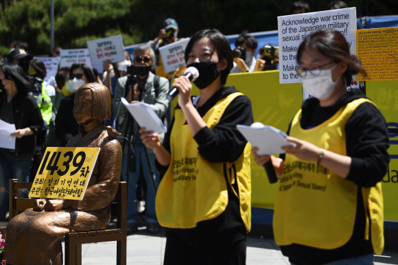 ‘일본군 성노예제 문제 해결을 위한 정의기억연대’에 대한 후원금 회계 관련 의혹이 연일 제기되는 13일 서울 옛 일본대사관 앞에서 일본군 위안부 문제 해결을 촉구하는 제1439차 수요시위가 열리고 있다. 2020.5.13 오장환 기자 5zzang@seoul.co.kr